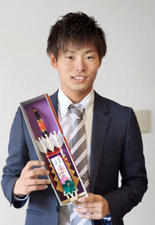 　球団寮に入り、故郷広島の神社で手に入れた「三本の矢」を手にするオリックスのドラフト１位新人の山岡＝９日、神戸市