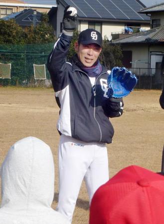 　熊本地震の復興支援イベントで、キャッチボールの指導をする中日の荒木