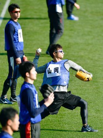 　オリックスの新人合同自主トレで、キャッチボールするドラフト１位の山岡。左奥は２位の黒木＝ほっともっと神戸
