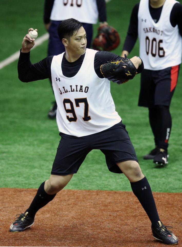 合同自主トレ初日、ノックを受ける巨人のリャオ