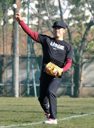 　練習を公開した楽天・松井稼＝東京都内のグラウンド