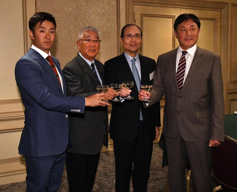 　早実硬式野球部ＯＢ総会に出席し、乾杯する（左から）日本ハム・斎藤、大矢氏、王会長、荒木氏