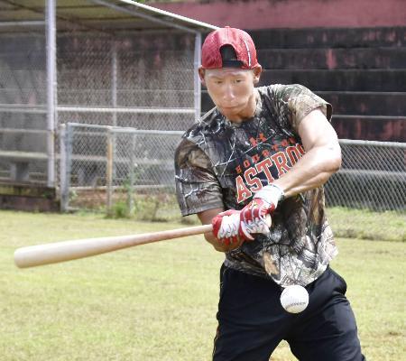 　自主トレでティー打撃をするソフトバンク・真砂＝グアム（共同）