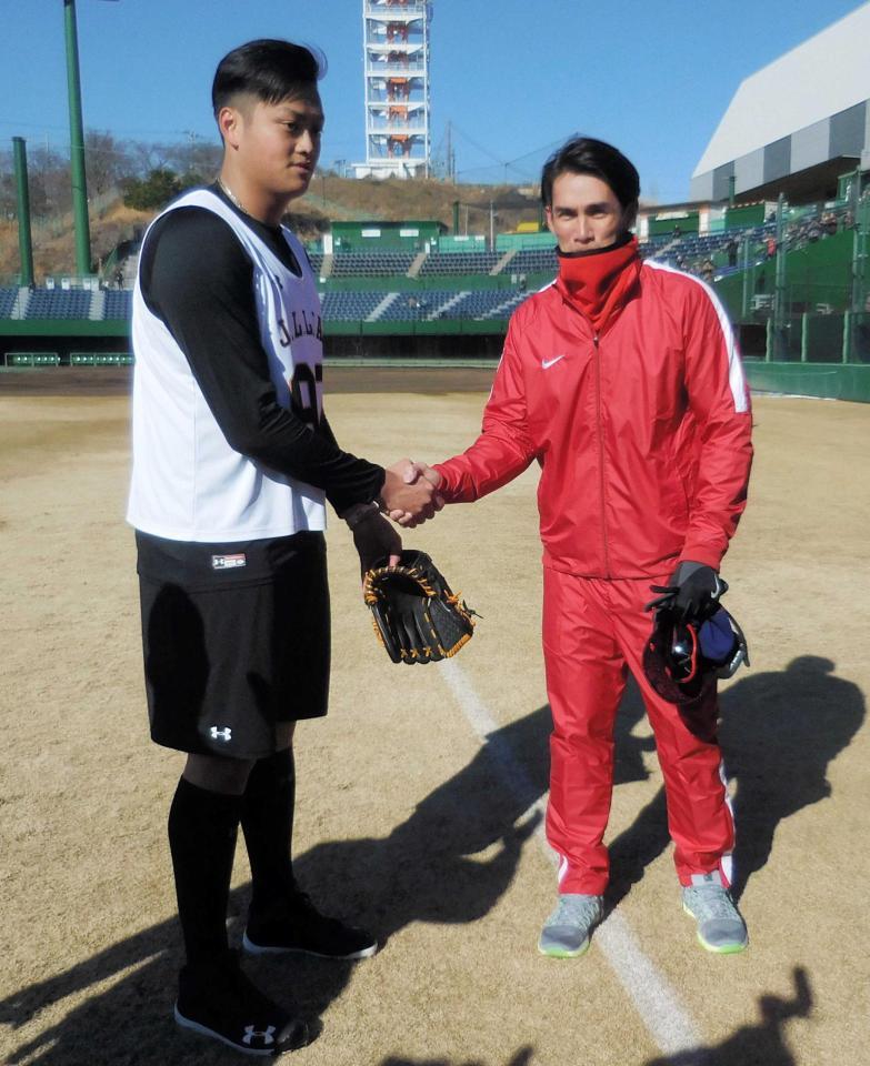 　同じ台湾出身の廖任磊（左）からあいさつを受けた陽岱鋼