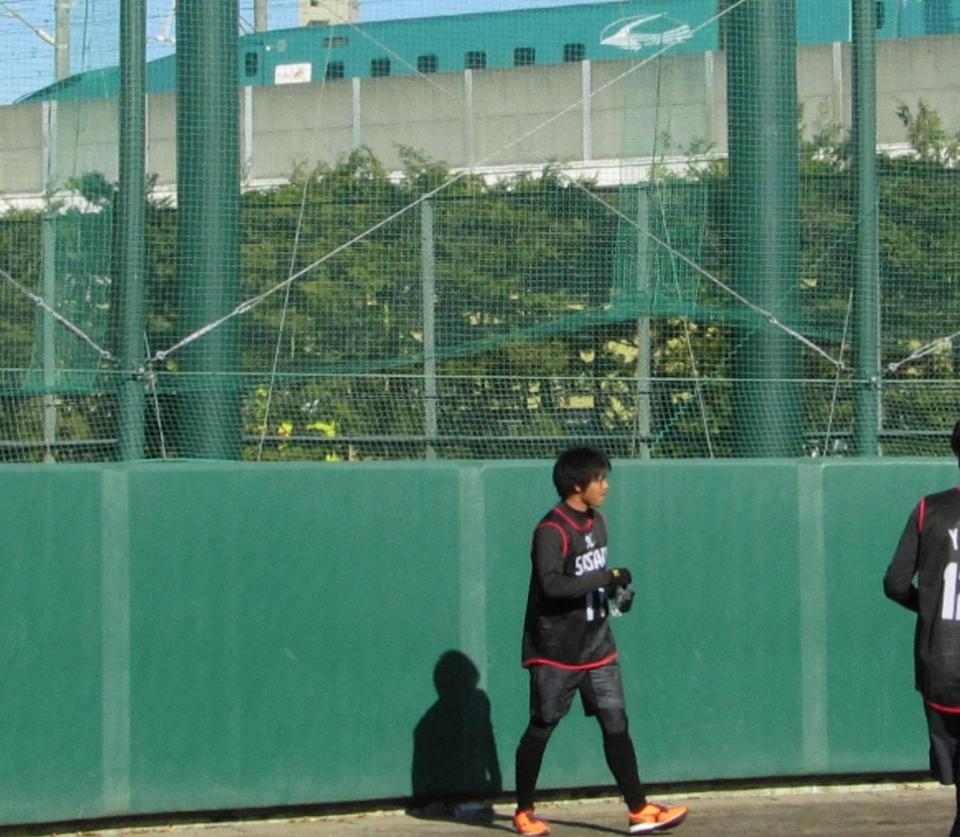 　自主トレをする佐々木