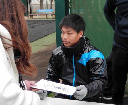 　ファンにサインを渡す佐々木＝ロッテ浦和球場