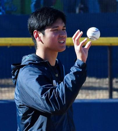 ＭＬＢのボールを使う日本ハム・大谷翔平＝鎌ケ谷（撮影・出月俊成）