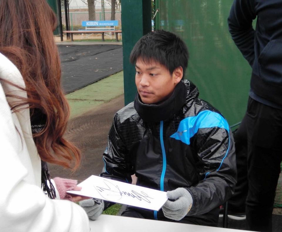 　ファンにサインを渡す佐々木＝ロッテ浦和球場