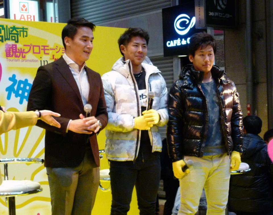 　トークイベントに出演した（左から）松田丈志氏、若月、吉田正