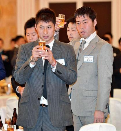 乾杯する日本ハムの村田透（左）とシカゴカブスの上原浩治
