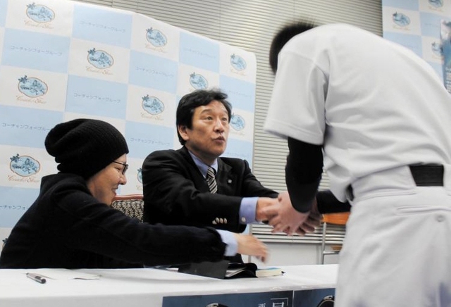 栗山監督が自著のサイン会＆トークショー「北海道の方々の見方、質問が鋭くなっている」