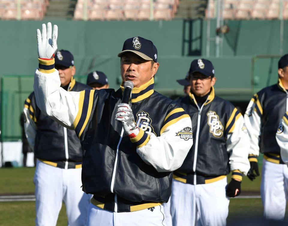 　開会式であいさつする小久保監督（撮影・田中太一）