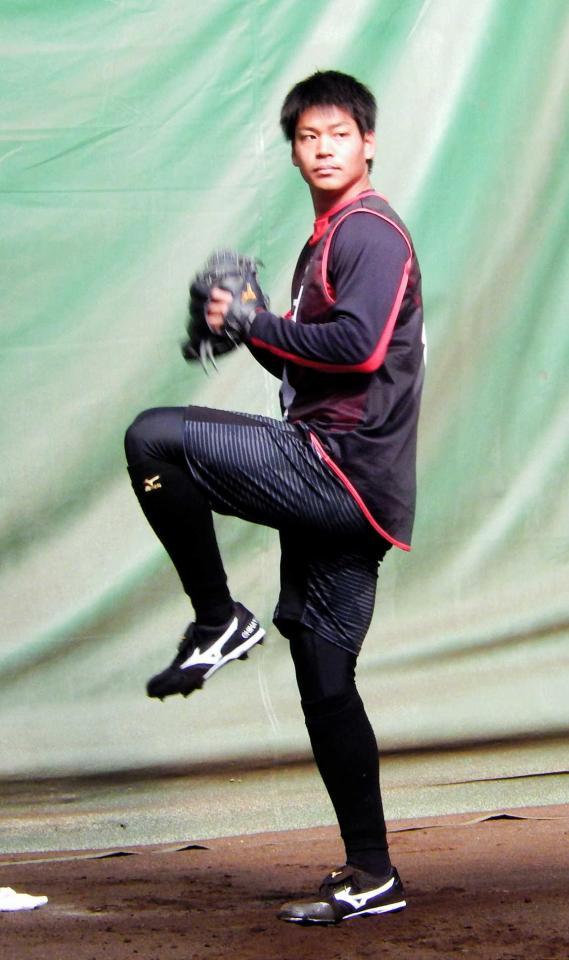 　プロ初のブルペン入りを果たし、立ち投げで投球練習する佐々木