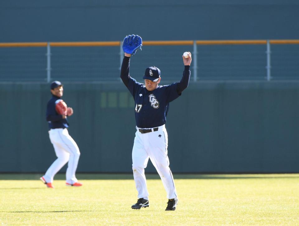 　３回、谷繁元信氏の右飛をファインプレーして両手を突き上げる工藤公康ソフトバンク監督（右）