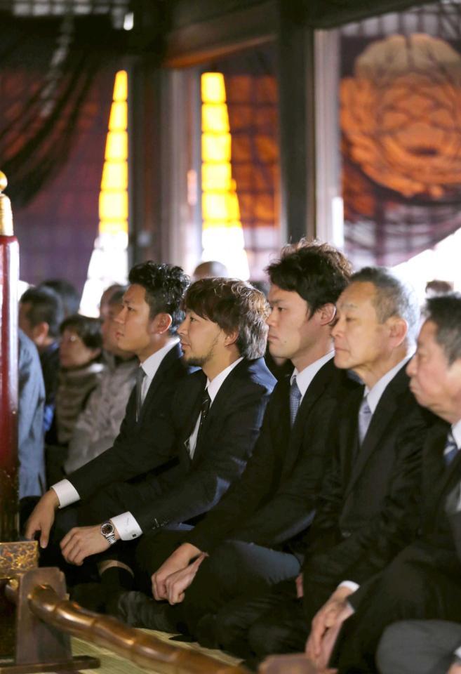 　必勝祈願をする（右から）西山球団代表、佐々木球団社長、福谷、田島、大野