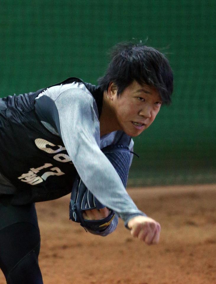 ブルペンで投げる柳