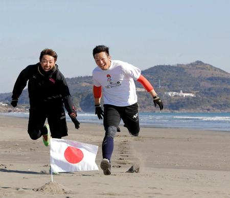 　ビーチフラッグ競争で日の丸を奪い合う鈴木（右）と内川（撮影・吉澤敬太）