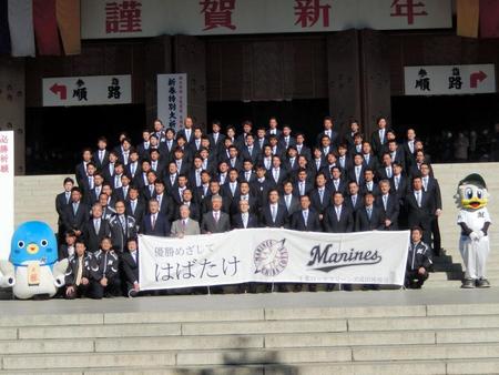成田山新勝寺で必勝祈願を行ったロッテ一行約１００人