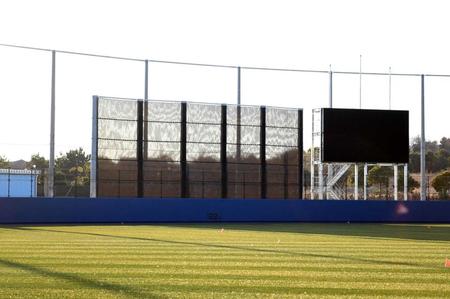 　報道陣に公開されたオリックスのサブ球場。バックスクリーンには風の影響をあまり受けない素材が使われている（撮影・山口登）