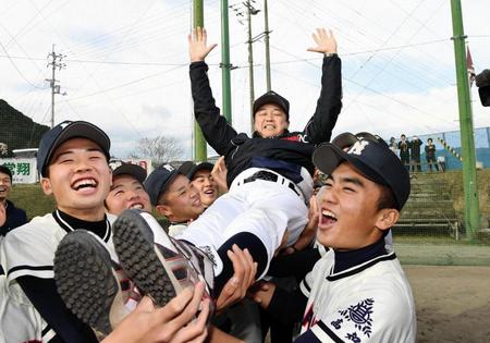 　２年生部員から胴上げされる中村高校・横山真哉監督＝高知県四万十市の中村高校