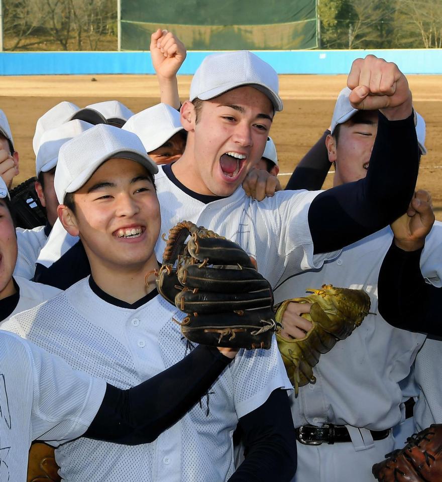 　センバツ出場が決まって歓喜する日大三・金成麗生、桜井周斗（手前）＝東京都・町田市の日大三