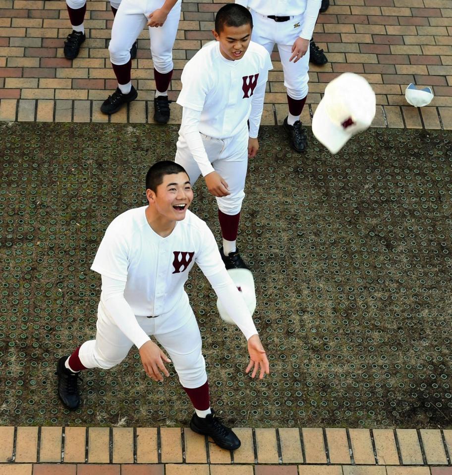 　投げた帽子を笑顔で追いかける早実・清宮＝早稲田実業