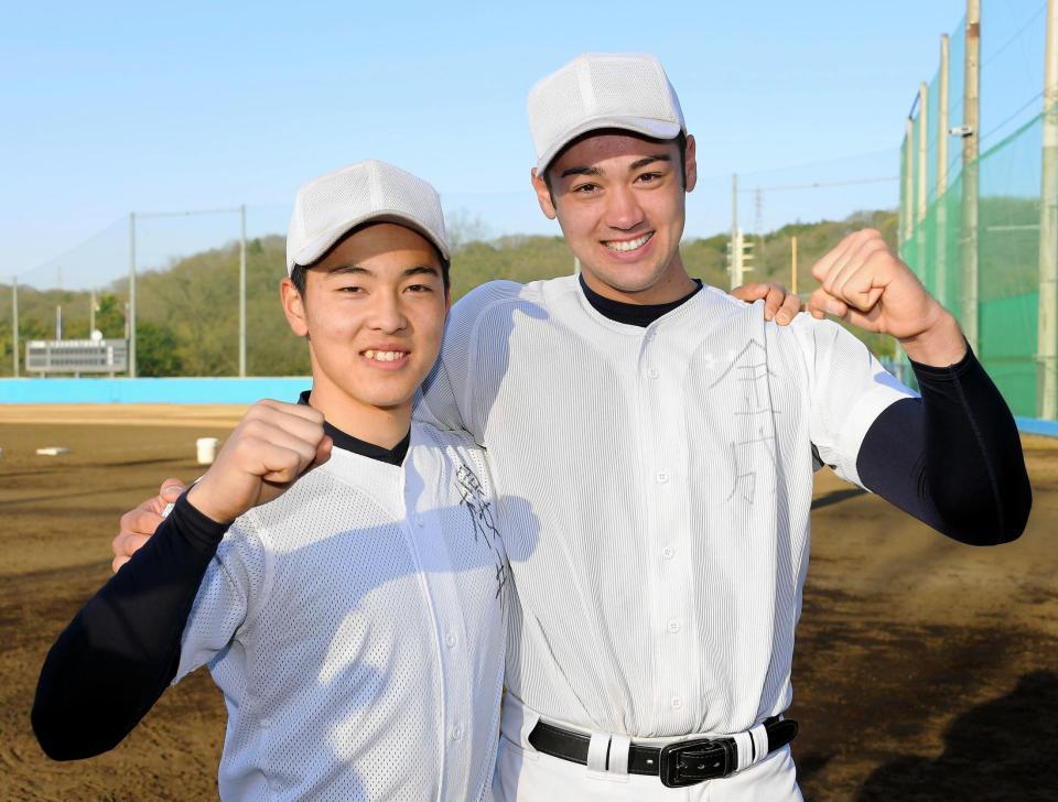 　ガッツポーズする日大三・桜井周斗と金成麗生（右）＝東京都町田市の日本大学第三高校