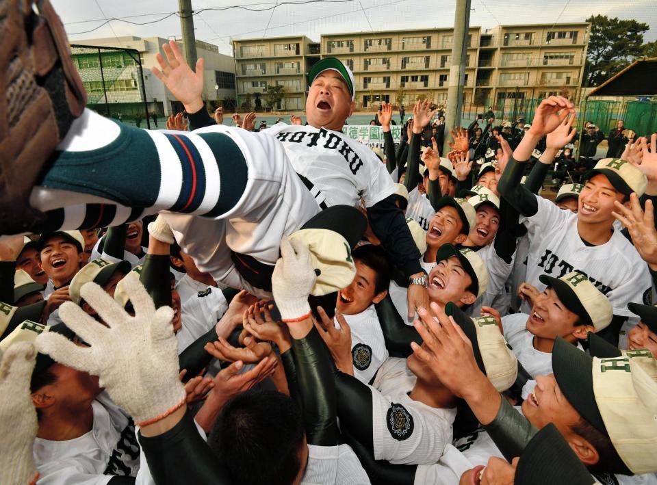 　今大会限りで勇退する永田裕治監督を胴上げする報徳ナイン＝報徳学園高校
