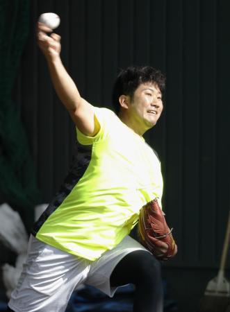 　合同自主トレで、投球練習する巨人・菅野＝宮崎市