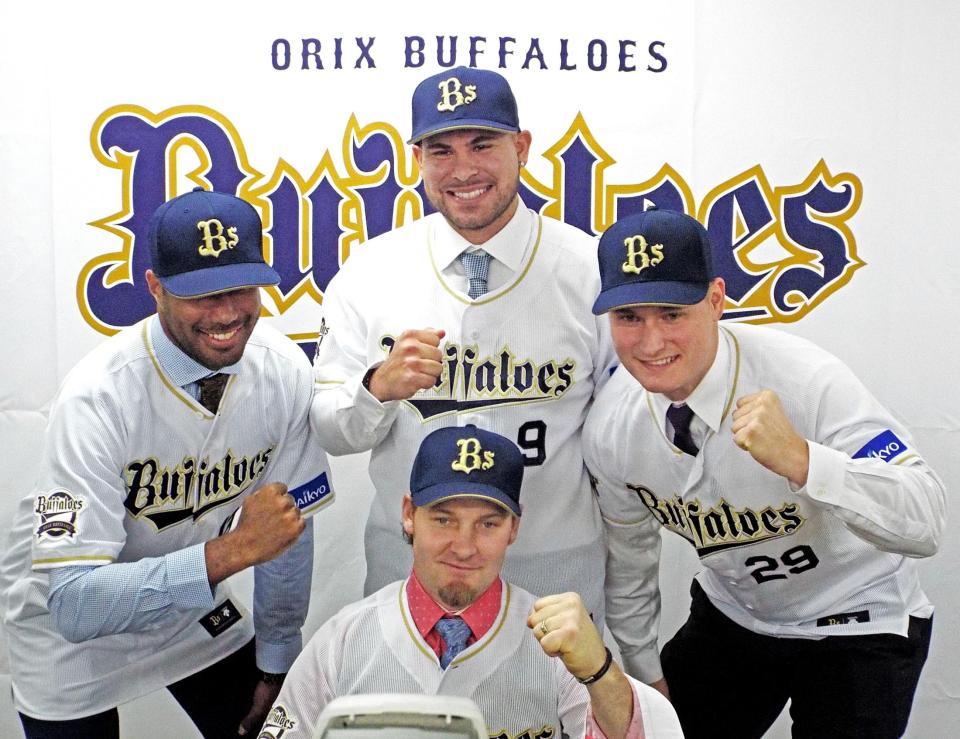 ガッツポーズを決める新入団の（左から時計回りに）ジョージ、ロメロ、ウエスト、コーク