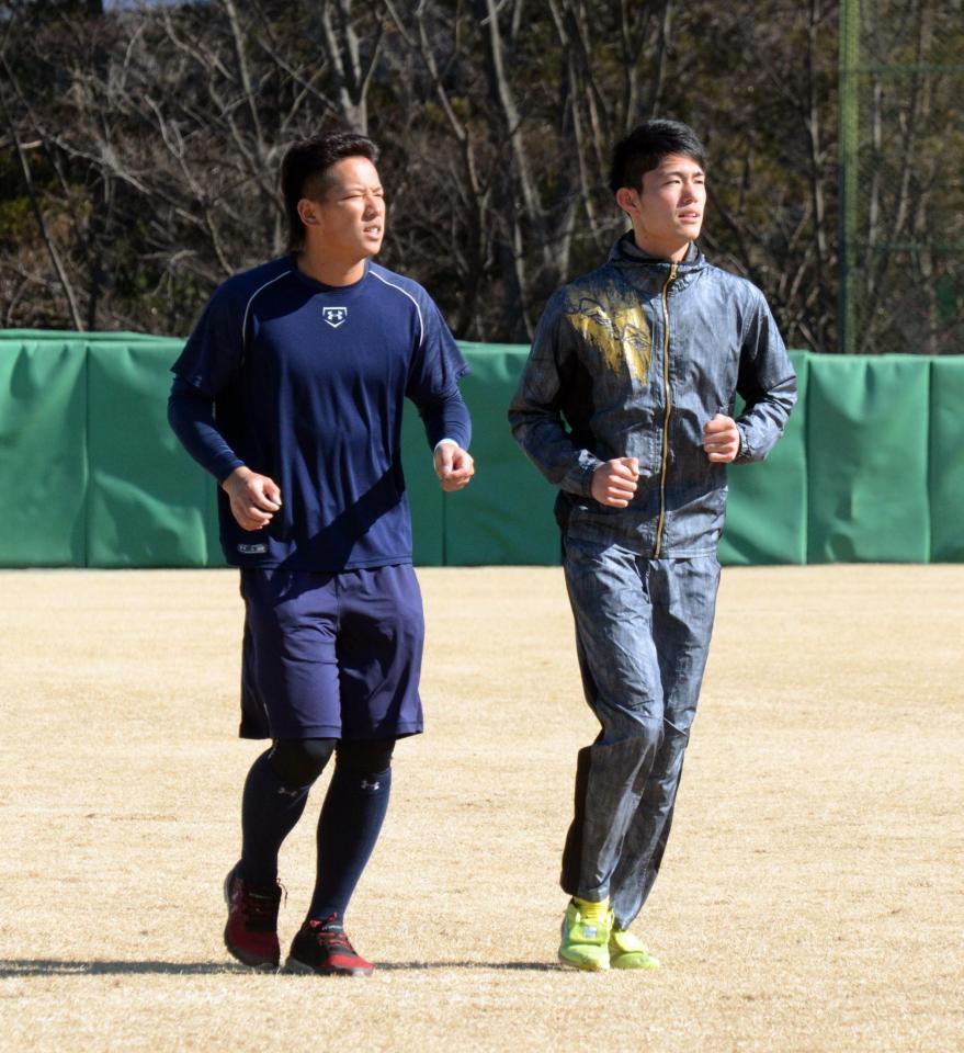 　自主練習で走り込みを行う西武・今井（右）