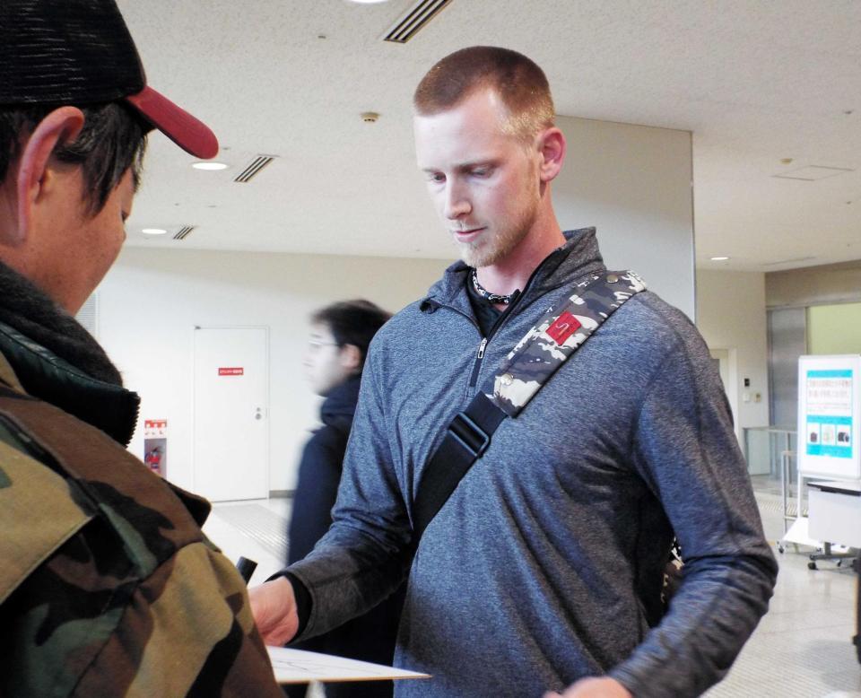 　ファンにサインするディクソン