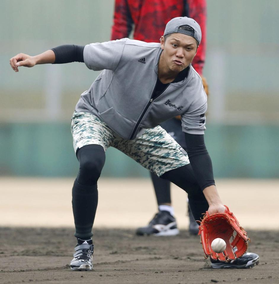 　合同自主トレでノックを受ける巨人・坂本勇＝宮崎市