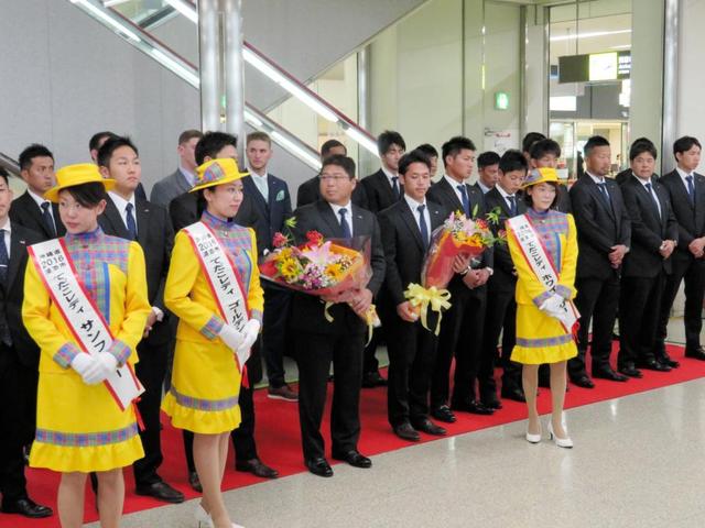 ヤクルトがキャンプ地沖縄入り　真中監督「目的持って」