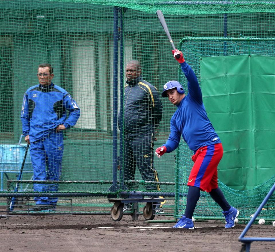 　森監督（左）とリナレス巡回コーチ（中）が見る中、フリー打撃で快音を響かせるゲレーロ