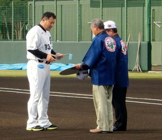 後援会関係者から地元特産品の目録を受け取る伊東監督（左）