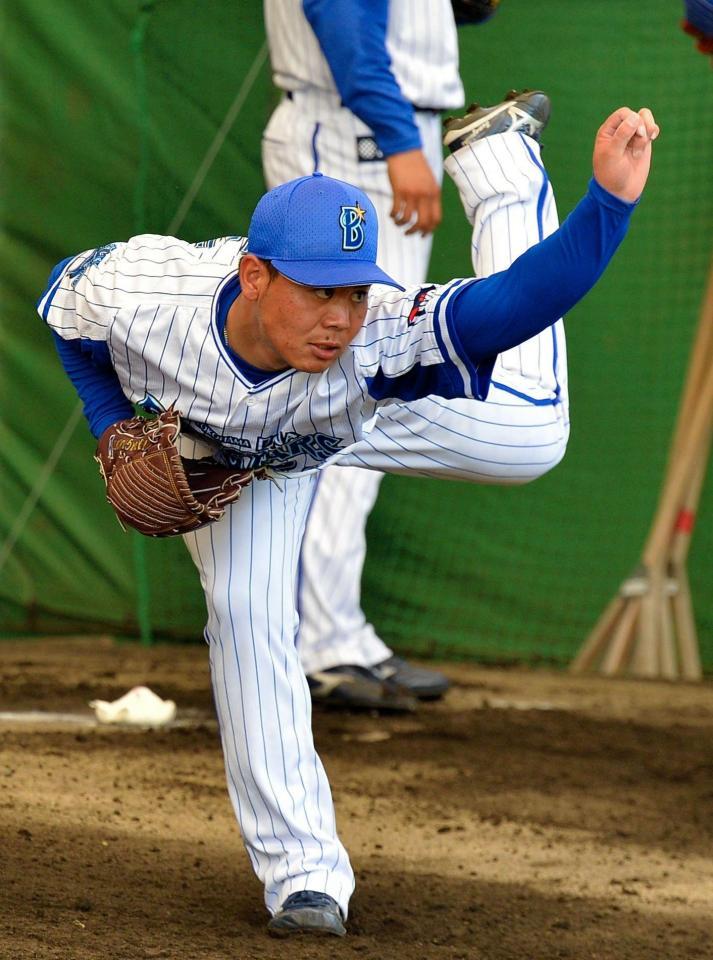 ブルペンで力投するＤｅＮＡ・浜口遙大＝宜野湾（撮影・金田祐二）