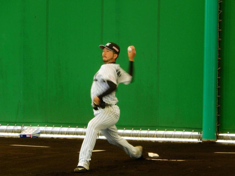 ブルペンで投球練習をする石川（石垣市営球場）