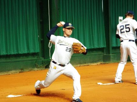 初めてブルペンに入った新外国人投手のウエスト