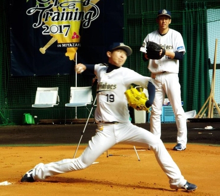 初めてブルペン入りした金子