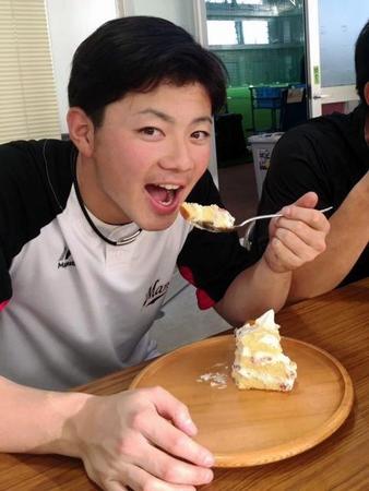 「カワイイ効果」で平沢を抜いた成田。２月３日の誕生日祝いのケーキをぱくつく