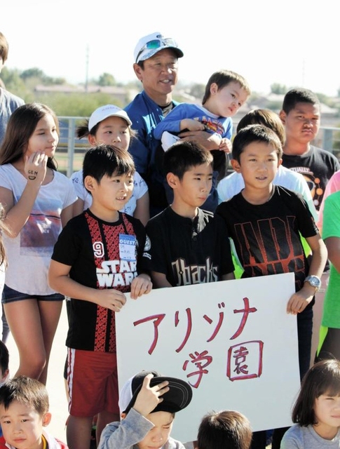 日本ハム・栗山監督　現地の日本人の子どもたちと交流