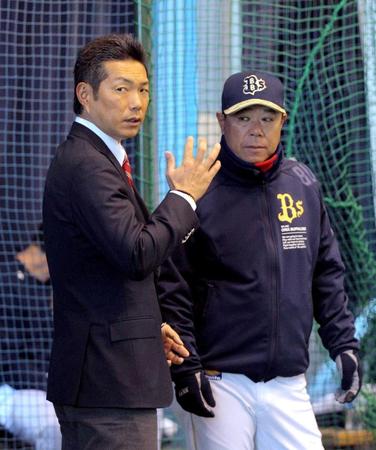 　オリックスのキャンプ地を訪れ、福良監督（右）と話す日本代表の小久保監督