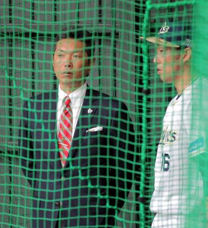 　投球練習を終えたオリックス・平野（右）と話す日本代表の小久保監督