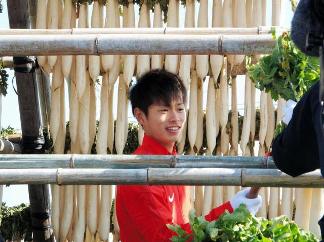 オリックス新人１４人“日本一つかみとる”　切り干し大根収穫にドラ１山岡「貴重な体験」