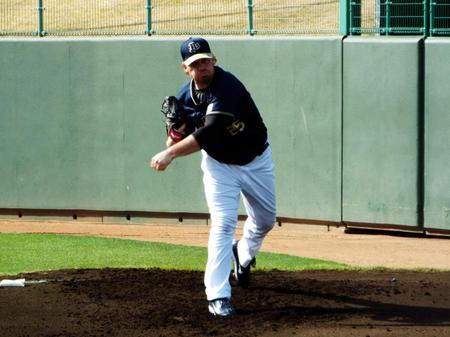 清武球場の一塁側ブルペンで投球練習を行う新外国人のコーク
