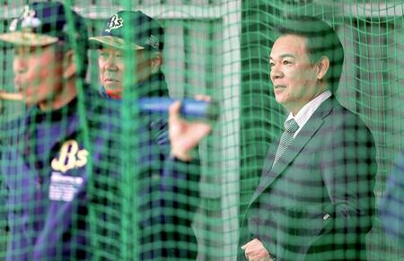 　ブルペンで和田ＳＡ（右）と投球を見つめる福良監督