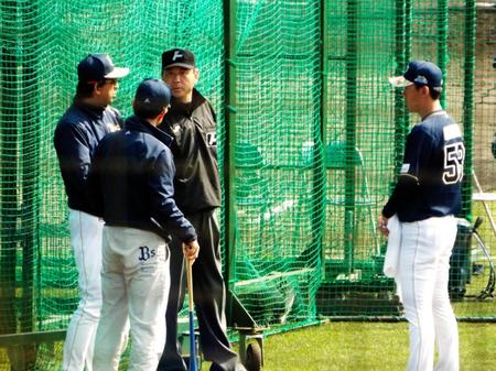 不正投球について話し合う（左から）星野投手コーチ、山田臨時コーチ、橘高審判、金田