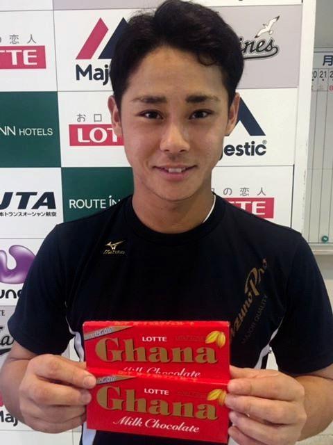 成田とし烈な「チョコ争い」を展開中の平沢。