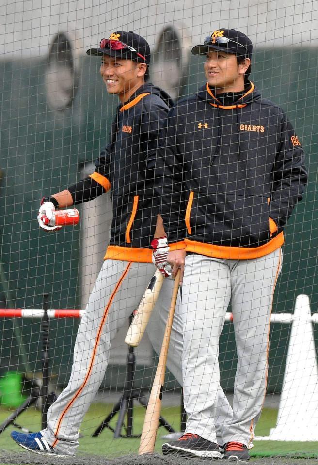 居残りで練習する坂本（左）と談笑する高橋監督＝宮崎県総合運動公園